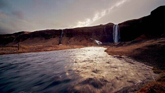冰岛南部的Seljalandsfoss瀑布