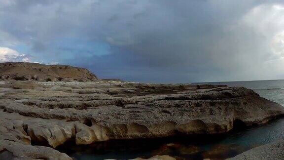 里海多岩石的海岸