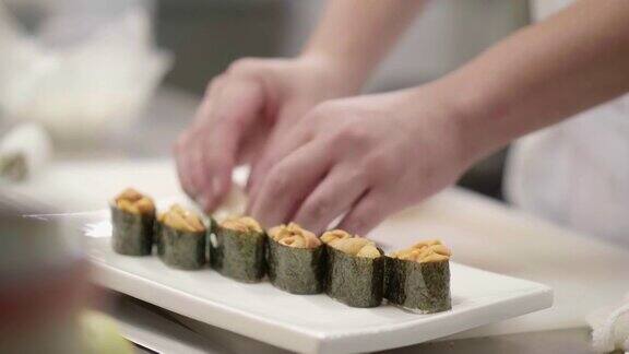 日本厨师准备制作寿司