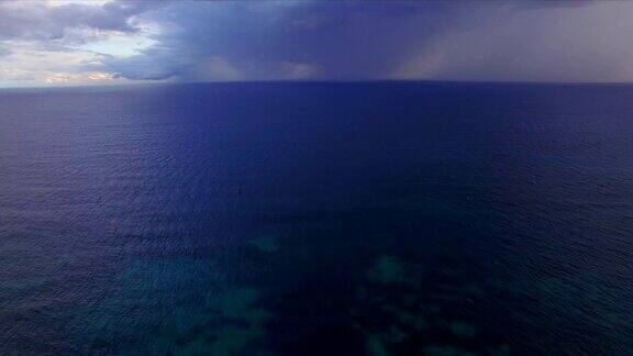 空中:塞舌尔Praslin岛海洋中的暗礁