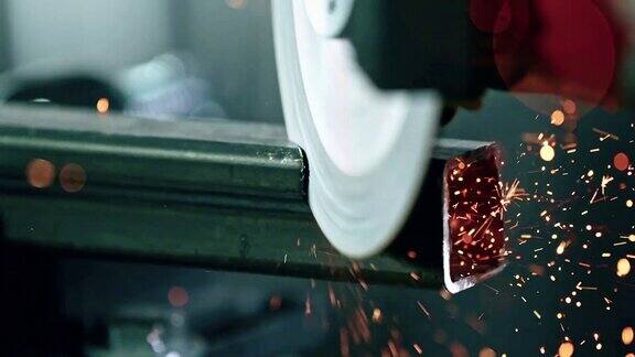角磨机造成火花同时被用来切割金属库存视频