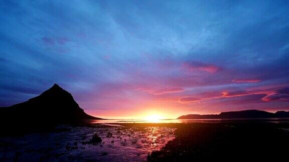 冰岛奇妙的日落陡峭的山脉和粉红色的天空构成了一幅不可思议的画面