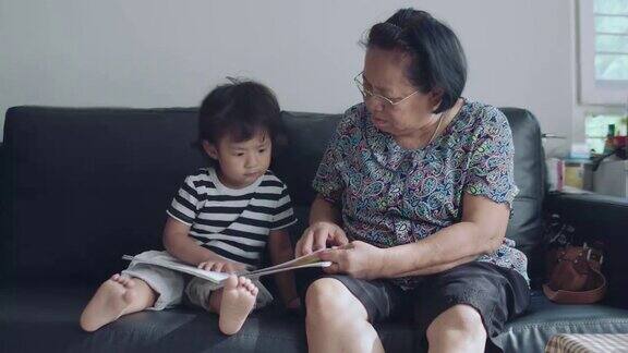 奶奶和孙子一起在客厅看相册