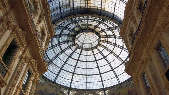 意大利米兰埃马努埃莱二世拱廊的玻璃天花板