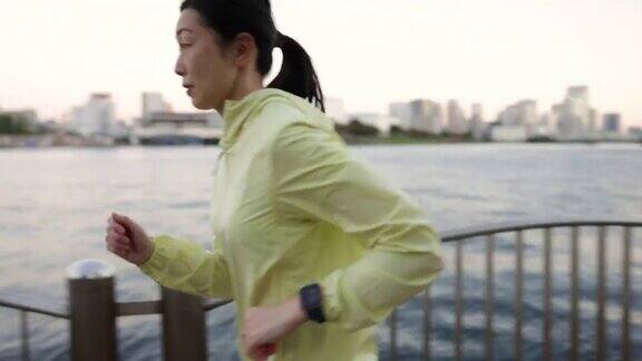 在东京湾地区一名女子正在查看智能手表并开始跑步