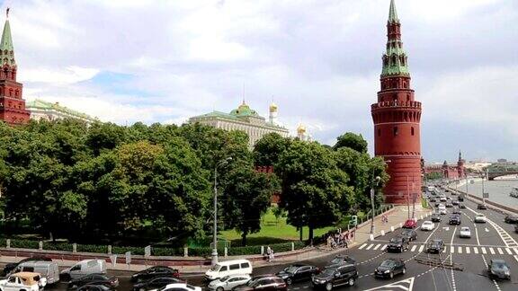 莫斯科克里姆林宫附近的莫斯科河堤岸和日常交通莫斯科俄罗斯