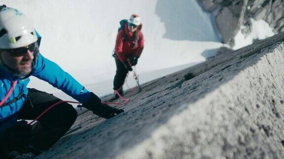 登山爱好者在攀登雪山