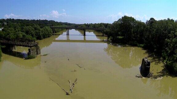 河流景观与毁坏的桥梁空中拍摄