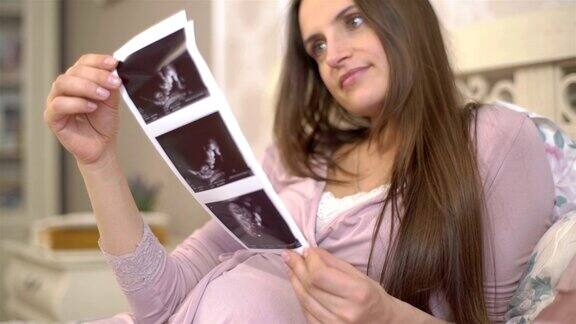 年轻孕妇考虑照片3D超声子宫内的婴儿缓慢的运动