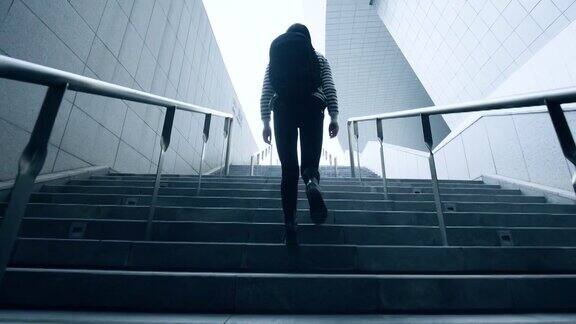 一个女人走在城市的台阶上