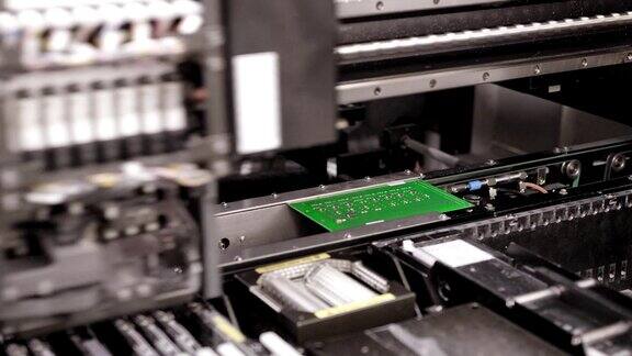 在现代化工厂生产微芯片