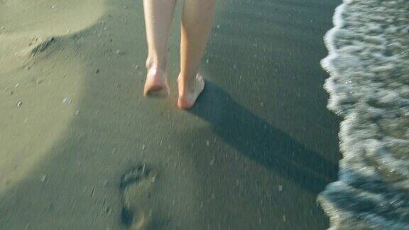 夏天沿着海岸散步的女人