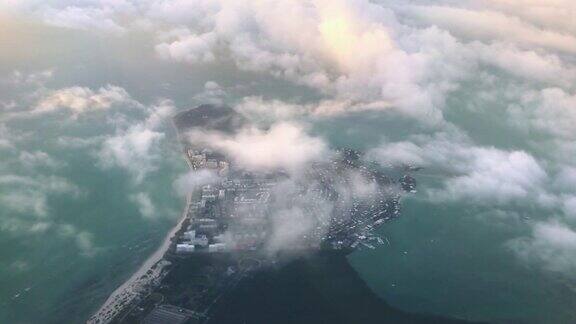 从飞机上观看迈阿密佛罗里达海洋和云的镜头