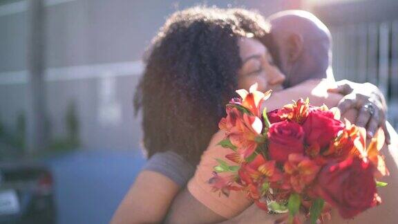 浪漫的夫妇与鲜花拥抱