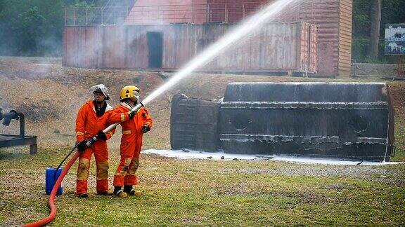 消防队员在一次灭火行动中用高压喷嘴将泡沫喷向发生火灾的卡车