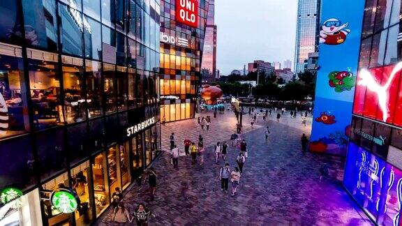 2014年8月13日:时尚人士在北京三里屯购物中心漫步