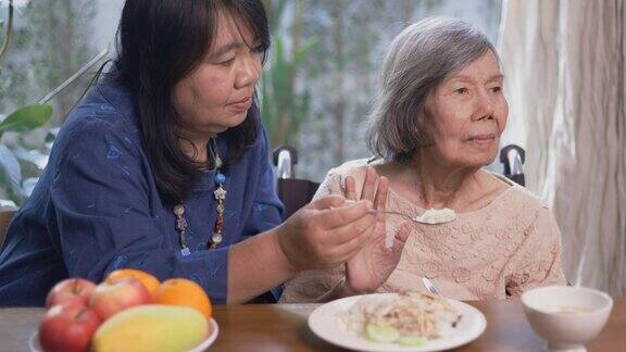 资深亚洲女人厌倦了食物