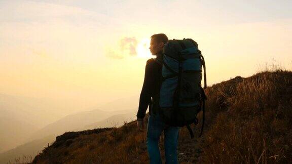 一个背着旅游背包的人在山上行走慢动作