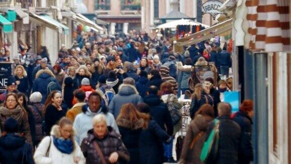 意大利威尼斯拥挤的购物街