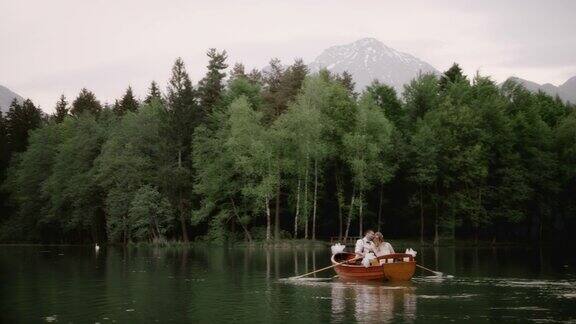 一对新婚夫妇在湖上划船