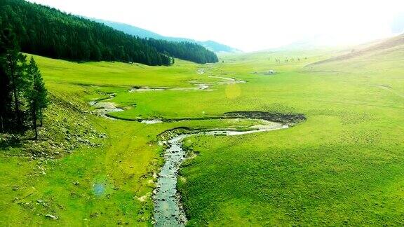 鸟瞰图中国新疆维吾尔自治区的山地草原风光