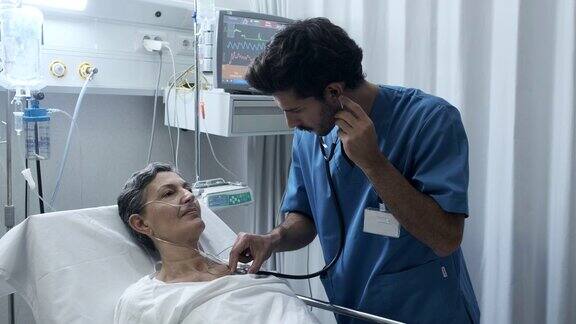 一位男护士正在用听诊器听诊病人的胸部