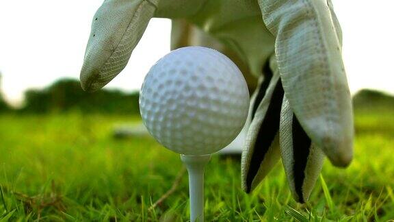高尔夫爱好者将高尔夫球放置在高尔夫球钉上