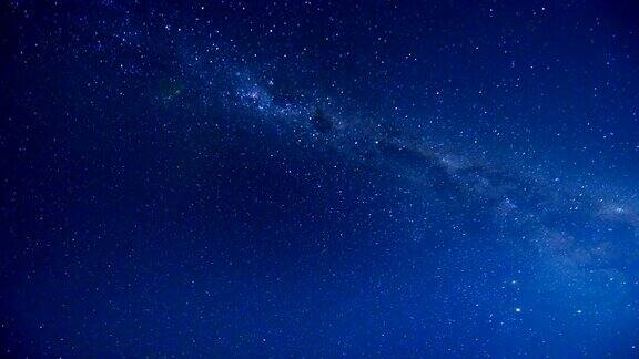 新西兰库克山国家公园雪峰上的银河