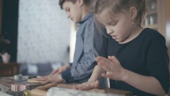孩子们做面团