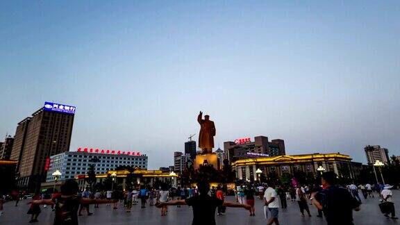 中国沈阳2014年8月1日:晚上人们(大妈)在中山广场跳舞