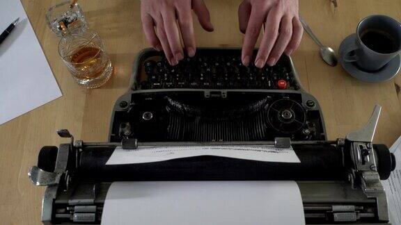 在一台旧打字机上写书