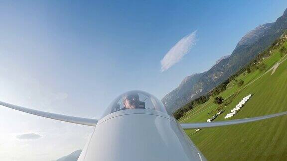 LD滑翔机飞行员微笑着滑过天空在一个阳光明媚的日子