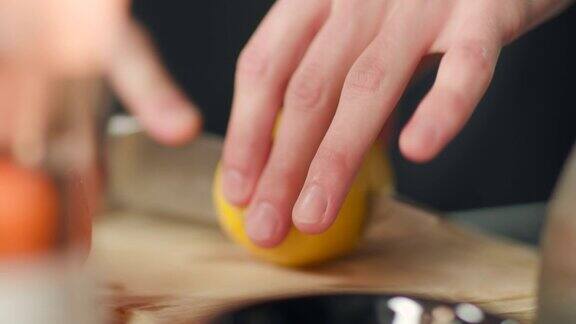 用刀把柠檬切成两半