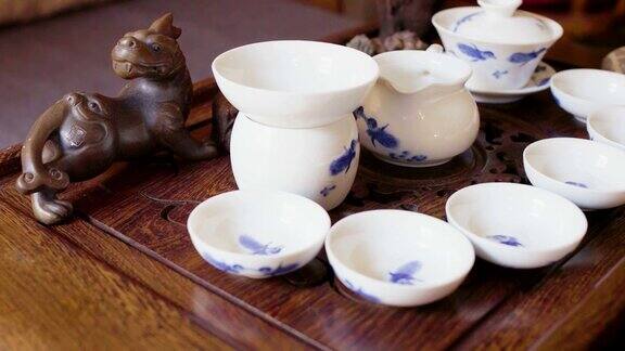 中国茶杯和茶碟都有盖