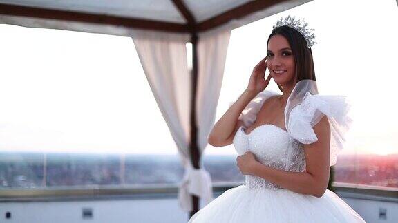 美丽的新娘穿着白色公主裙戴着皇冠