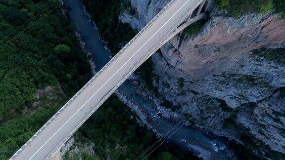 德德维卡塔拉在山上的弧形桥鸟瞰图欧洲最高的汽车桥之一