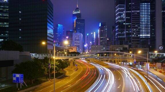 夜间的交通延时和香港摩天大楼景观