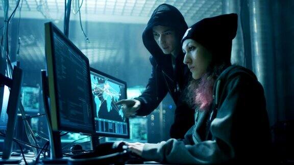 国际通缉的男孩和女孩黑客组织对公司服务器的高级病毒攻击地方是黑暗的有多个显示器
