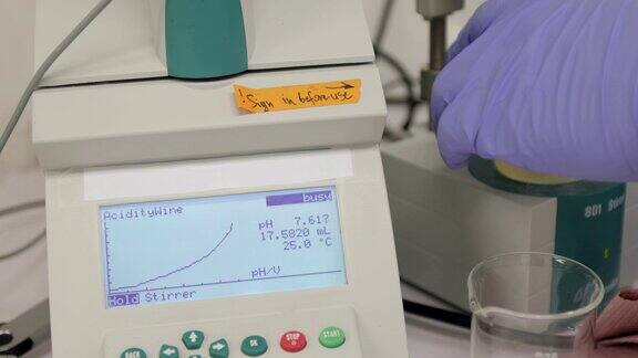 研究人员使用酸度测量机进行葡萄研究