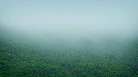 薄雾在崎岖的山坡上翻滚