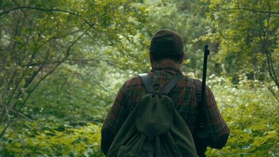 猎人穿过森林