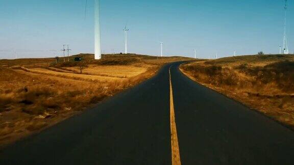 在空旷的道路上驾驶