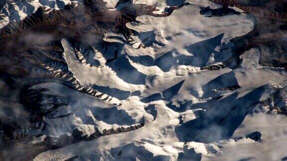 在国际空间站上飞越地球飞过雪山从太空鸟瞰