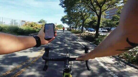 POV自行车骑行:游客与公路赛车在纽约使用手机