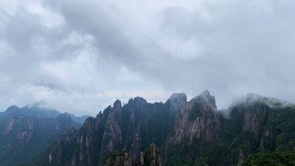 中国安徽雾中的黄山