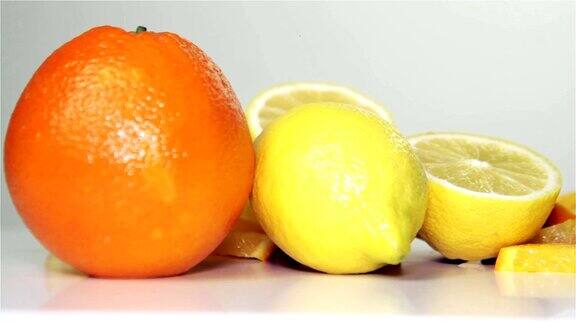 特写在桌子上旋转橘子和柠檬