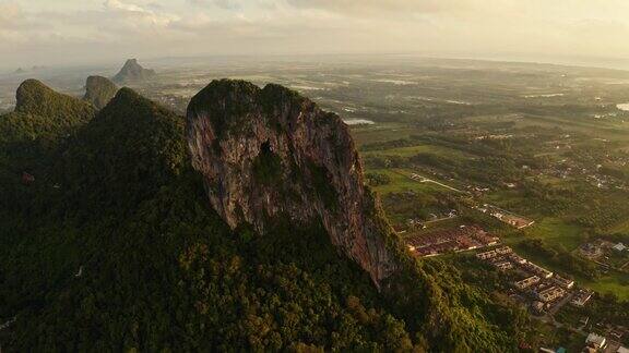 泰国法他隆的KhaoOkThaluKhuhaSawan山鸟瞰4k清晨金色日出
