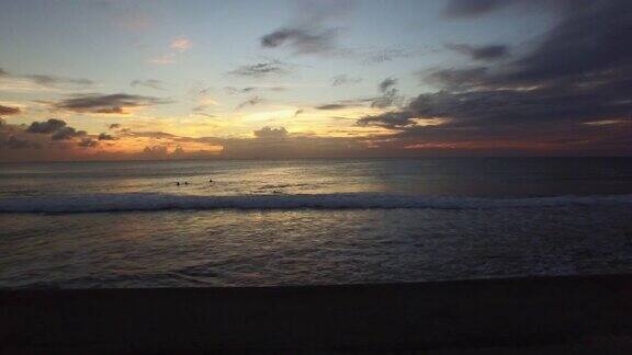 POV手握日落时在海边散步的照片