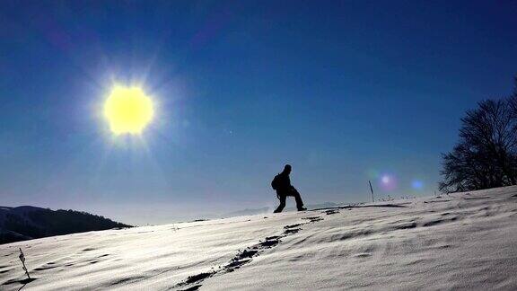 在雪地里行走的徒步旅行者