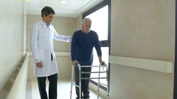 医生帮助老年人使用移动助行器